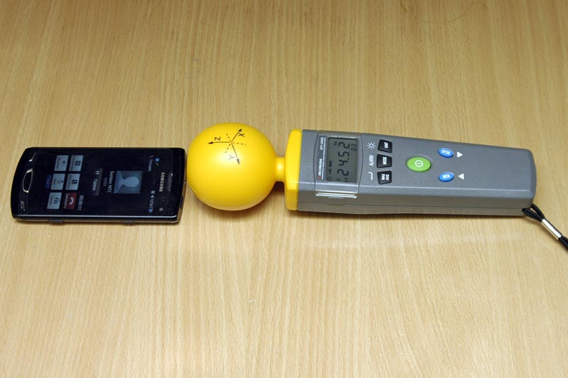 Измерение напряженности электрического поля сотового телефона. Максимальное значение 24,52 В/м