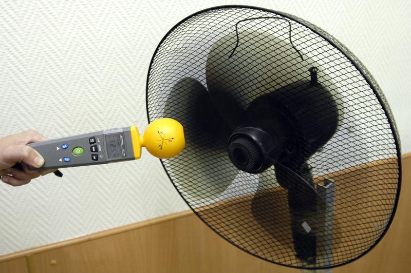 Измерение напряженности электрического поля включенного вентилятора. Максимальное значение составляет 325,4 мВ/м